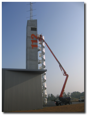 Nacelle 36 mètres autoportée afin de peindre sur la tour des sapeurs pompiers de Niort